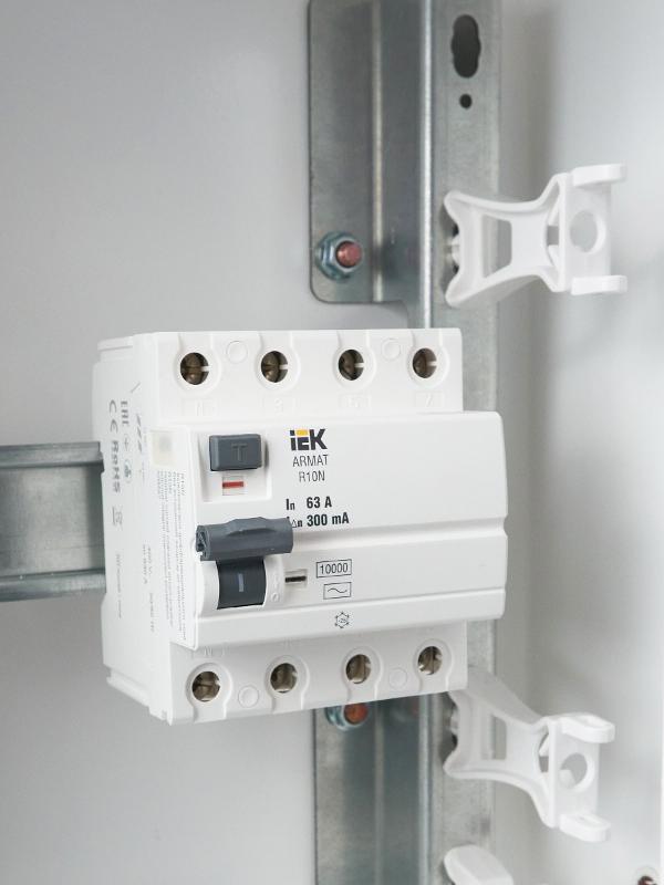 Выключатель дифференциальный (УЗО) R10N 4P 63А 300мА тип AC ARMAT | AR-R10N-4-063C300 | IEK